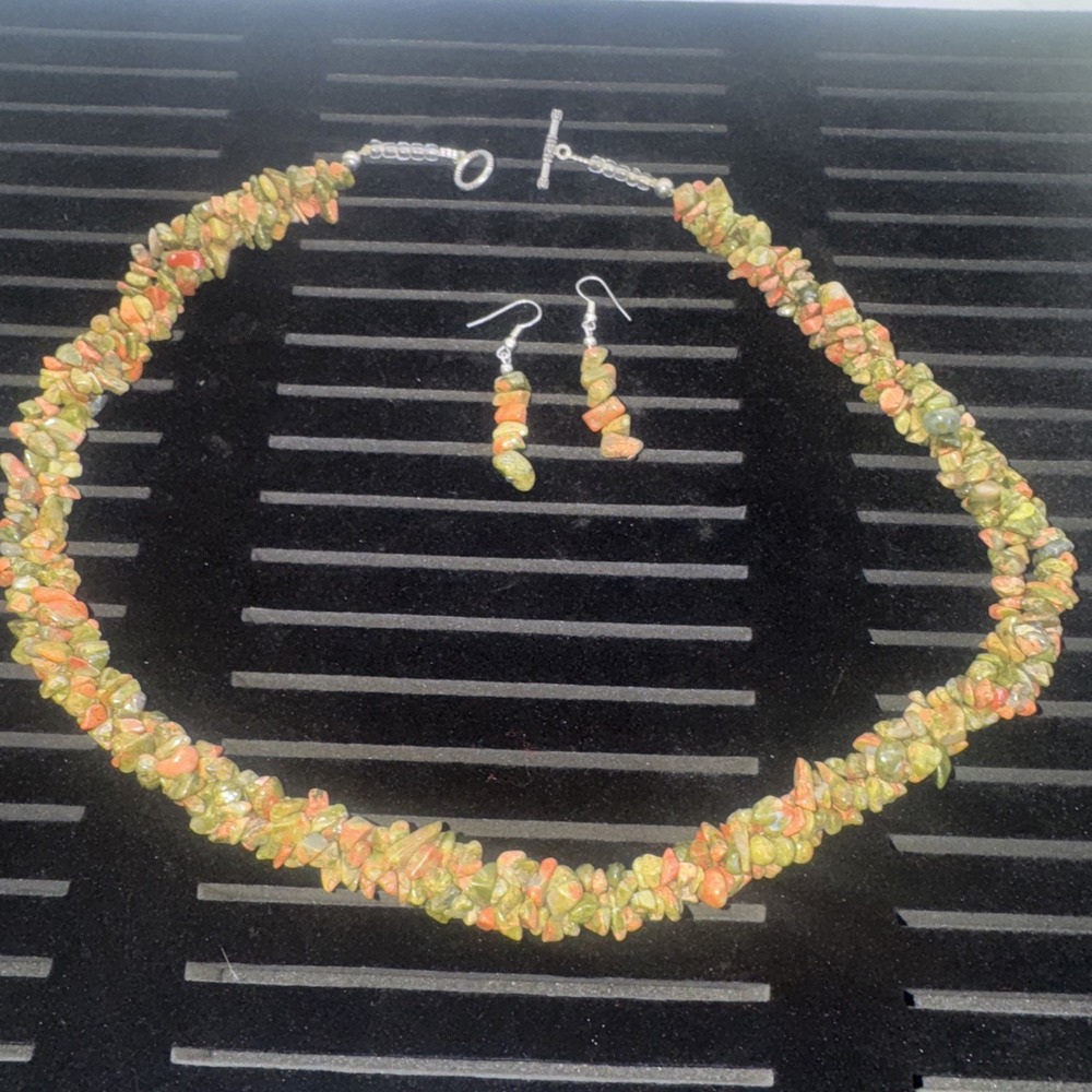 VINTAGE MULTI STRAND GREEN AND PINKS NATURAL STONES CHIPS CHUNKS CHOKER NECKLACE